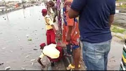 LASTMA OFFICIAL DISLODGING FLOOD WATER WITH BARE HANDS