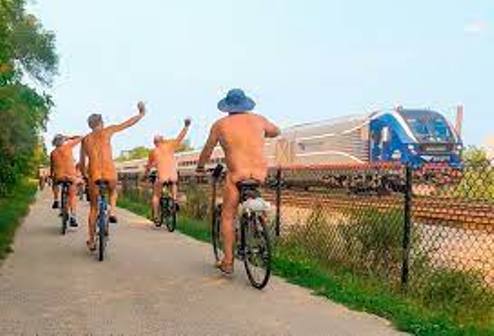 Over 200 Nude Cyclists Turn Out For Milwaukee’s 2nd Annual World Naked Bike Ride 2022